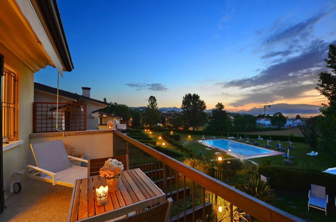 Italia Living Villa Padenghe sul Garda Exterior photo